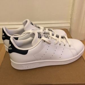 BRAND NEW adidas Stan Smith in navy
